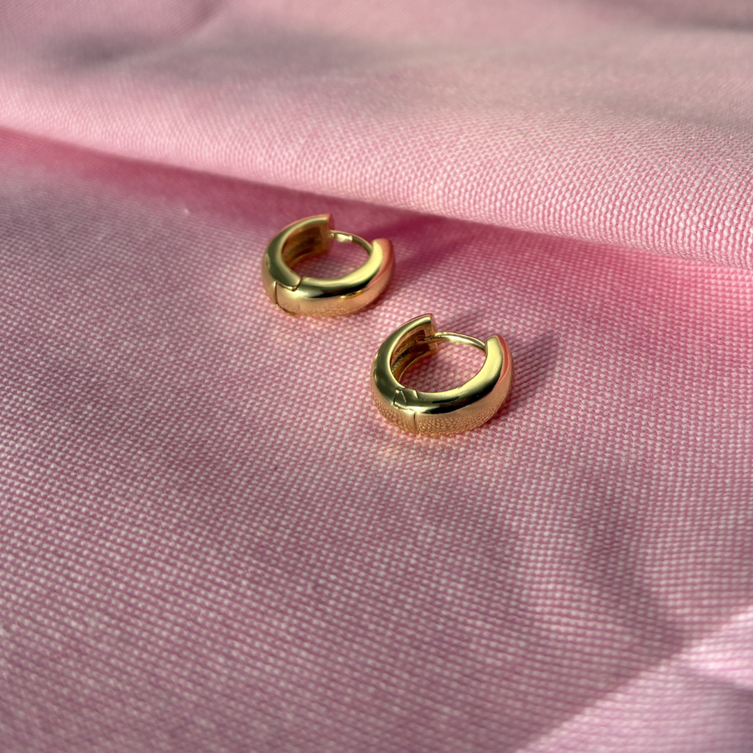 MEDIUM HUGGIE HOOPS | EARRINGS
